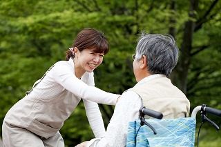 【特別養護老人ホーム】研修充実で始めやすい環境です♪『土日休み』...